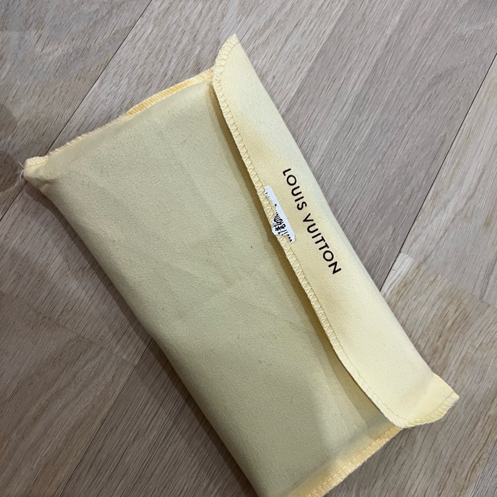 High quality ‘superfake’ Louis Vuitton Monogram Zip Wallet in Brown and Gold - Picture 2 of 7